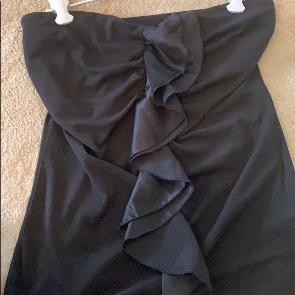 Limited strapless top with ruffle accent - Picture 3 of 4